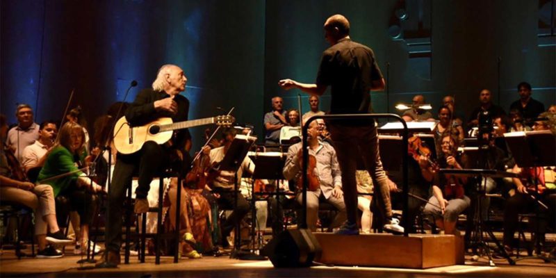 Un momento dos ensaios de Amancio Prada a Real Filharmonía de Galicia e o director David Fiuza, de costas.