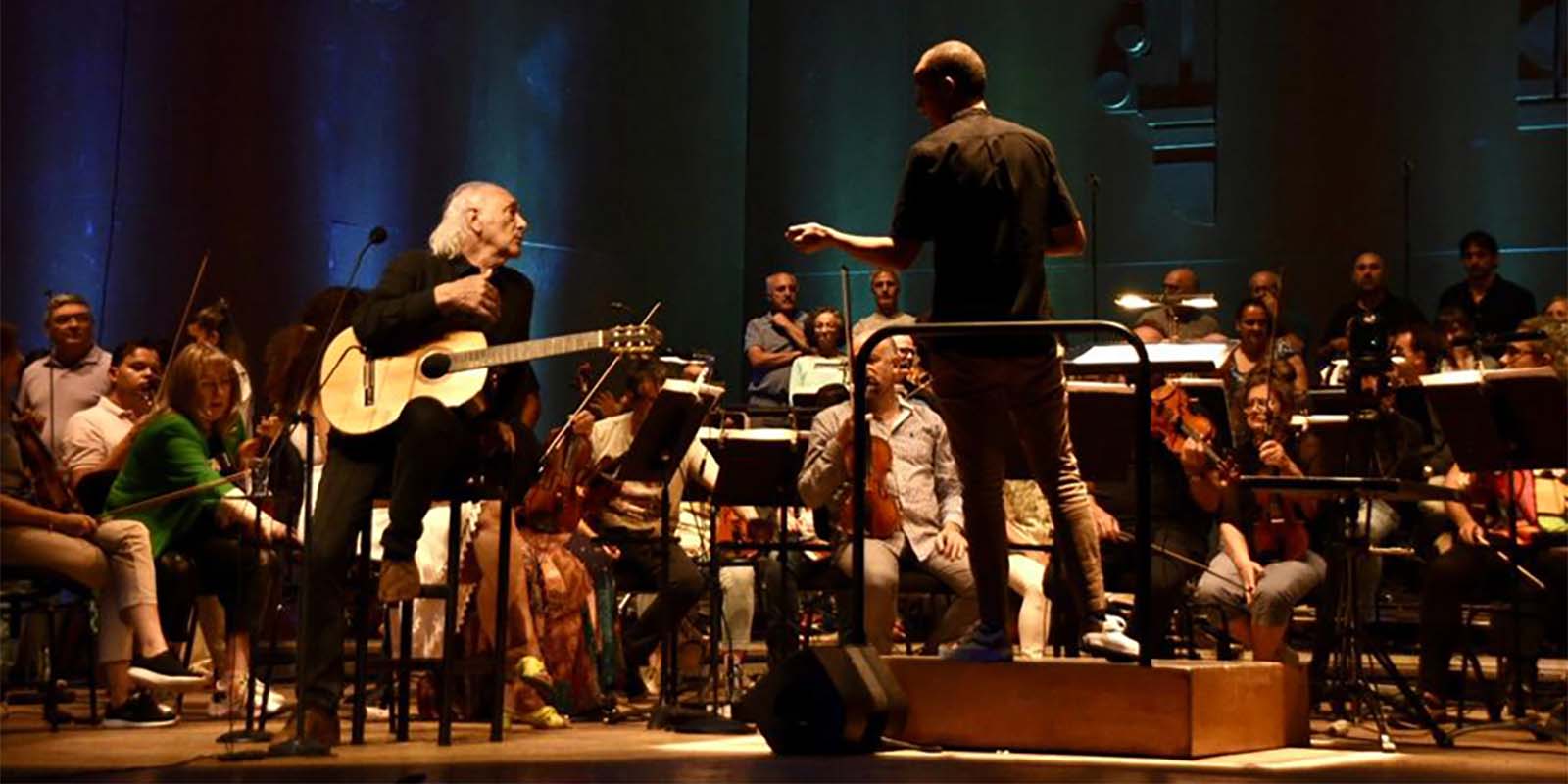 Un momento dos ensaios de Amancio Prada a Real Filharmonía de Galicia e o director David Fiuza, de costas.