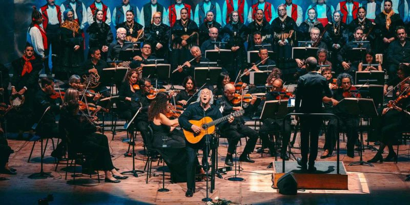 Amancio Prada xunto coa Real Filharmonía de Galicia