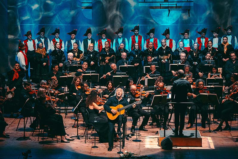 Amancio Prada xunto coa Real Filharmonía de Galicia